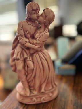 Vintage Romeo and Juliette Pink Statue Figure